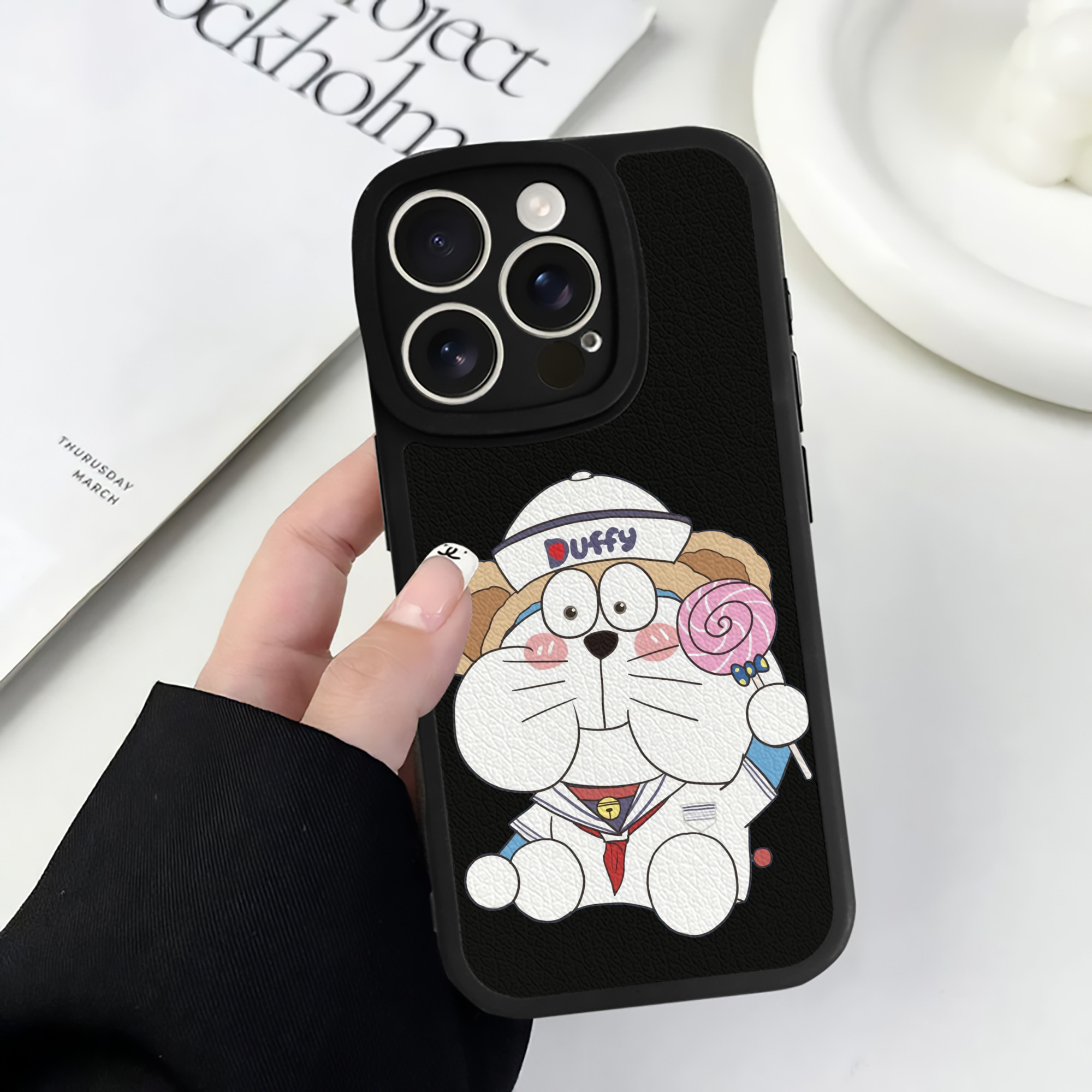 （画像用） ドラえもん Doraemon 【iPhone 16シリーズ対応】シリコンスマホケース（レザー調） 材質：シリコン